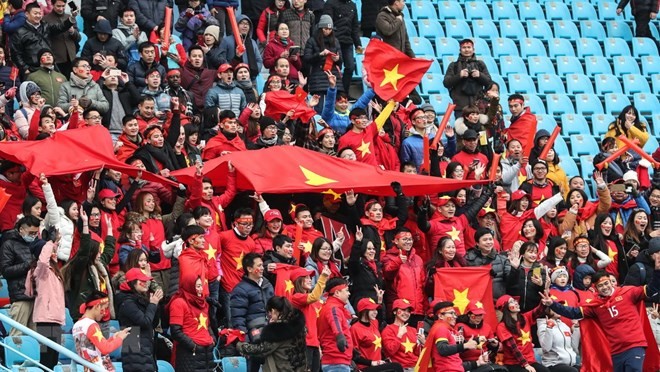 Hàng chục người bị lừa đi tour sang Trung Quốc cổ vũ bóng đá Các cổ động viên cuồng nhiệt tiếp lửa cho đội U23 Việt Nam trên sân vận động ở Thường Châu, tỉnh Giang Tô, Trung Quốc. (Nguồn: THX/TTXVN)