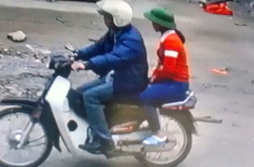 Chở thiếu nữ đi mua bóng bay, người đàn ông bị đánh nhập viện Hình ảnh anh Tuấn chở cô bé nhờ dẫn đường đi mua bóng bay được camera ghi lại
