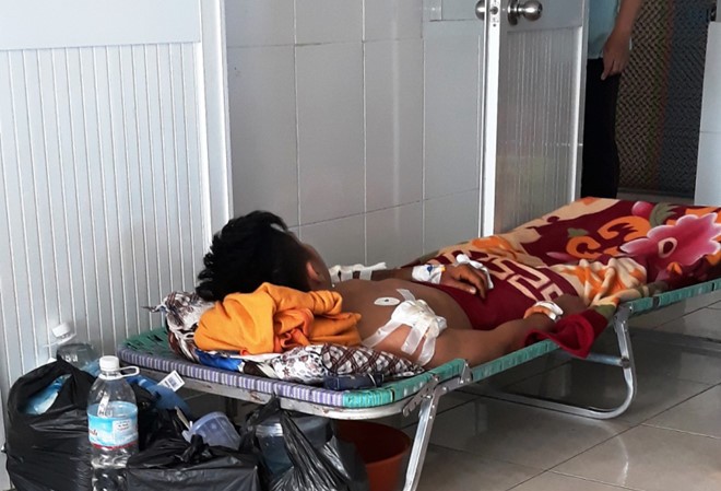 Đón bạn gái từ quán bar, nam thanh niên bị chém 7 nhát Anh Tuấn bị tổng cộng 7 vết thương lớn nhỏ