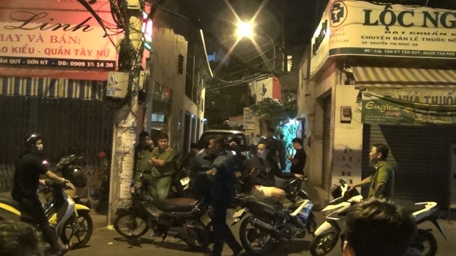 Bị nã đạn trước cửa nhà vì mâu thuẫn tình cảm Công an phong tỏa hiện trường