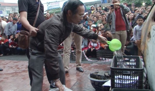 Tạm giữ nghi phạm đổ xăng đốt ô tô hàng xóm để trả thù cho vợ Thực nghiệm hiện trường vụ án Khổng Văn Miễn đốt xe hàng xóm