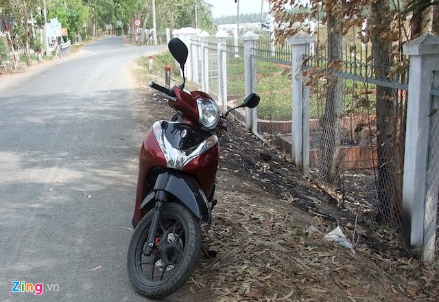 Tìm thấy xe SH của người đàn bà bị giết cách hiện trường 60 km Xe SH của nạn nhân được tìm thấy tại huyện Càng Long. Ảnh: C.A.