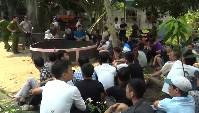 Gần trăm công an đánh úp sới bạc, bắt 52 đối tượng Công an mật phục hốt gọn nhóm đánh bạc bằng hình thức chọi gà