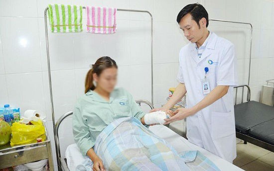 Nhóm nữ sinh lớp 12 mang tuýp sắt, bình hơi cay đánh bạn nhập viện Em H.A đang điều trị tại bệnh viện