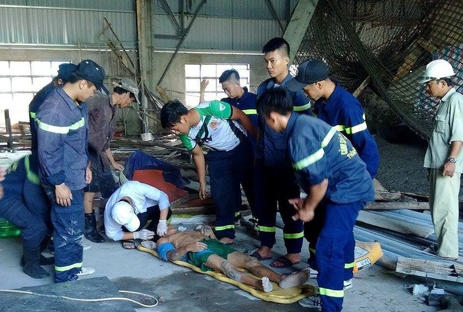 Sập giàn giáo ở Đà Nẵng, 10 công nhân rơi xuống đất Vụ sập giàn giáo khiến 2 công nhân bị thương nặng. Ảnh: CSPC&CC