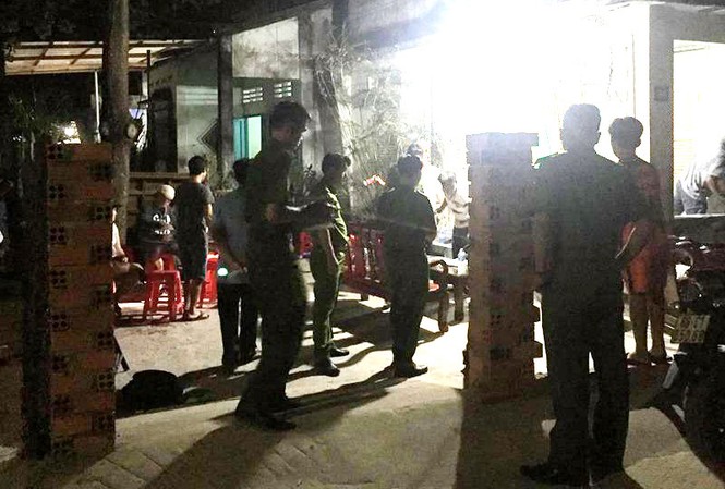 Con trai truy sát dã man cha đến chết Công an kiểm tra hiện trường vụ việc