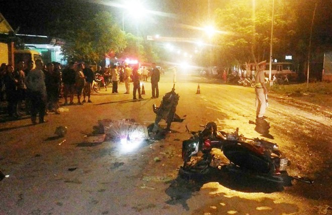 Hai xe máy đầu đầu, 5 người thương vong Hiện trường vụ tai nạn