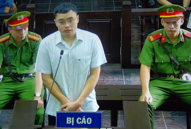 Cựu nhà báo Lê Duy Phong bị tuyên 3 năm tù giam Cựu nhà báo Lê Duy Phong tại tòa