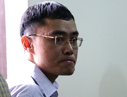 Cựu nhà báo vòi tiền giám đốc Sở ở Yên Bái bị đề nghị phạt 3-4 năm tù Bị cáo Phong tươi cười bắt tay người thân trước khi bước vào phòng xử án