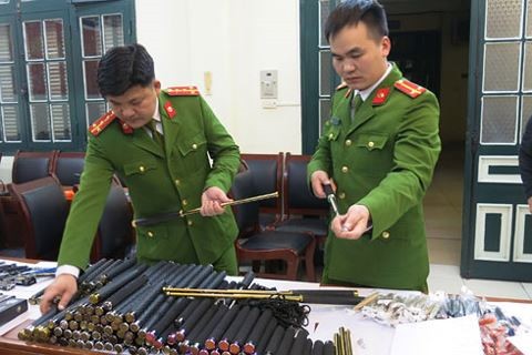 Lần tung tích 'ông trùm' buôn vũ khí dưới vỏ bọc của một trí thức trẻ Số vũ khí và công cụ hỗ trợ bị lực lượng công an thu giữ
