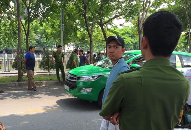Cô giáo nghi bị nam đồng nghiệp sát hại giữa đường Nhiều cảnh sát được điều đến hiện trường
