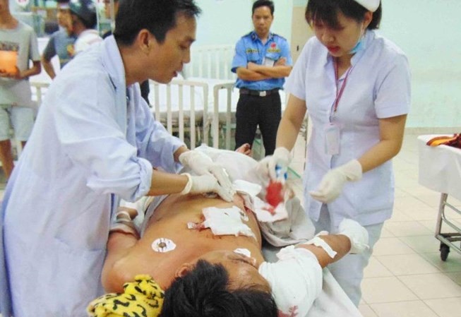 Bất đồng quan điểm khi... nhậu, cháu chém chú 10 nhát dao Bác sĩ đang kiểm tra vết thương trên người ông L