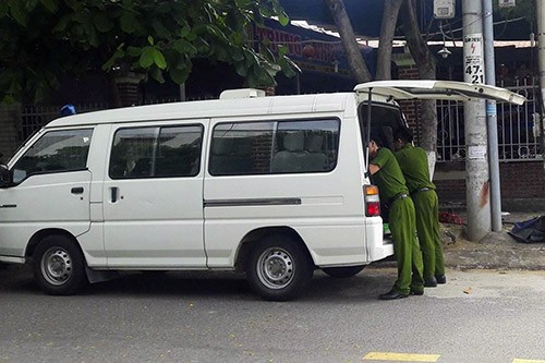 Quản lý bị em rể bà chủ quán bê thui sát hại Công an khám nghiệm hiện trường, đưa thi thể nạn nhân về nhà xác bệnh viện sáng 3/5