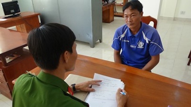 Đốt pháo nổ ném vào sân bóng, một người bị thương Tuấn Em tại cơ quan điều tra