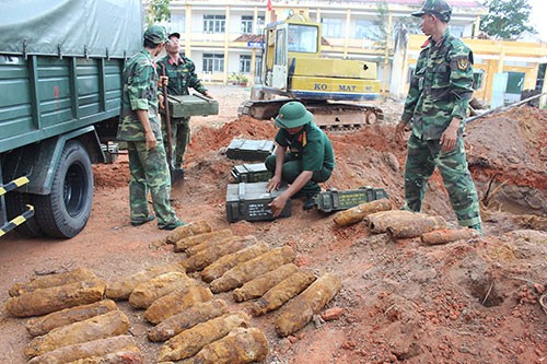 Nổ đầu đạn pháo, hai quân nhân tử vong Công binh xử lý đạn pháo. Ảnh: Báo Bình Thuận