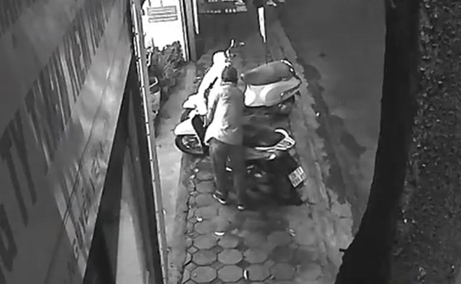 5 phụ nữ ở Hà Nội giằng co với tên trộm SH trong đêm Tên trộm bẻ khóa cổ xe chỉ trong vài giây. Ảnh cắt từ clip