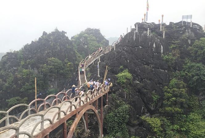 Hàng loạt sở, ngành liên đới công trình 'khủng' không phép ở Tràng An Công trình sai phạm xây dựng trên núi Cái Hạ Ảnh: M.Đ