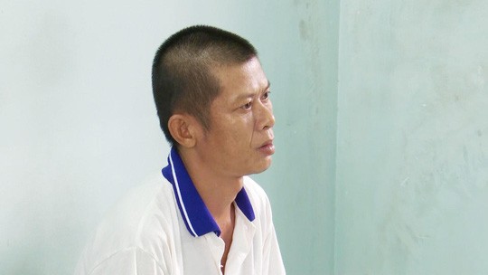 Can ngăn nghịch tử hành hung mẹ ruột, một phụ nữ bị đánh gãy tay Nguyễn Văn Me tại Cơ quan CSĐT. Ảnh do Công an cung cấp