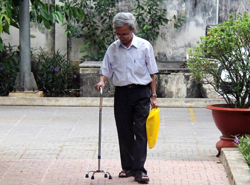 Sáng nay, ông Nguyễn Khắc Thủy tự nguyện thi hành án Nguyễn Khắc Thủy chống gậy đến phiên tòa phúc thẩm hôm 11/5