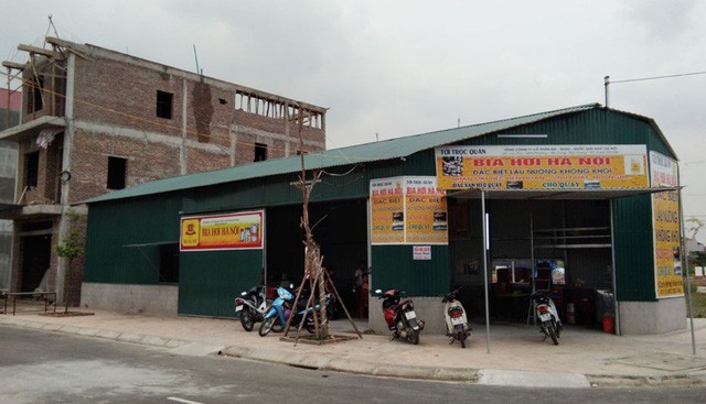 Kẻ giết chủ quán bia bị dân vây, đánh gục trên đường Hiện trường nơi chủ quán bia bị khách đâm tử vong do mâu thuẫn