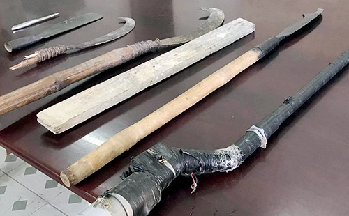 Người dân tay không chống trả nhóm thanh niên mang súng đi bảo kê Nhiều hung khí được thu giữ. Ảnh: Công an cung cấp