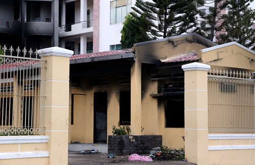 7 người gây rối ở trụ sở UBND Bình Thuận bị truy tố Nhiều dãy nhà trong trụ sở UBND Bình Thuận bị những kẻ quá khích ném bom xăng cháy đen hôm 10/6