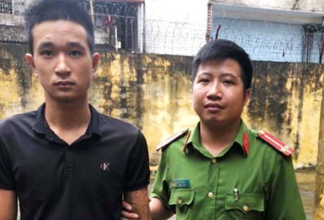 Nổ súng bắn người, 3 đối tượng bị dân truy bắt Một trong các đối tượng bị công an bắt giữ
