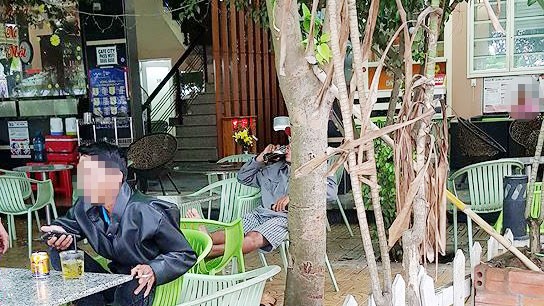 Cố thủ cạnh trụ sở công an sau khi đâm vào cổ bạn Quán cà phê nơi Lý Sa Thal cố thủ sau khi đâm và đánh 2 người bị thương