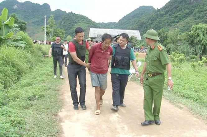 U60 cố thủ sau khi dùng búa, dao đâm chém 2 người thương vong Lực lượng Công an tỉnh Thái Nguyên khống chế đối tượng Lý Văn Dinh