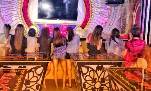 Nhà hàng karaoke ở TP HCM khoá cửa ngăn cảnh sát kiểm tra Tiếp viên nhà hàng Quỳnh Trâm 1 tránh mặt đoàn kiểm tra