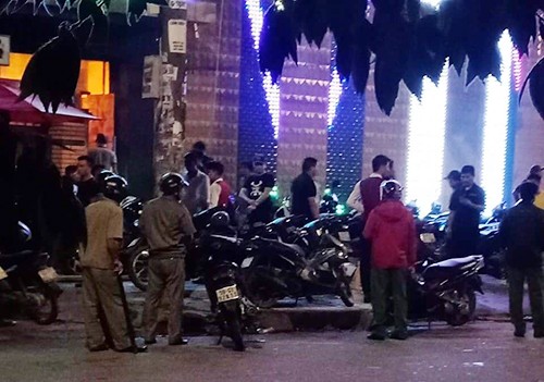 Nhóm giang hồ bao vây quán bar ven Sài Gòn, chém nhiều người Cảnh sát khám nghiệm hiện trường