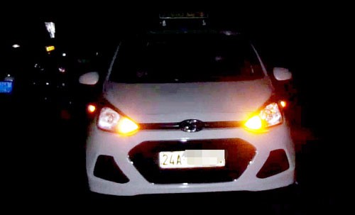 Tài xế taxi dũng cảm đạp văng kẻ kề dao vào cổ mình ra khỏi xe Chiếc xe taxi xảy ra vụ việc