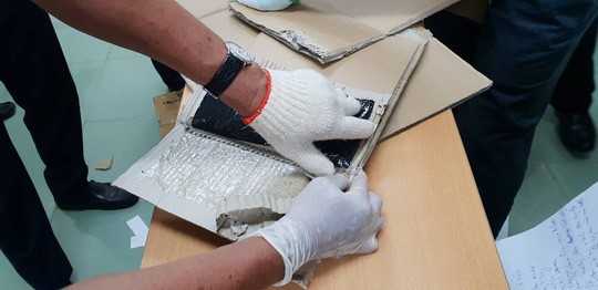 Phát hiện gần 6 kg thuốc lắc giấu trong kiện quà biếu Lực lượng chức năng phải cạy miếng carton mới lấy được số thuốc lắc được giấu tinh vi