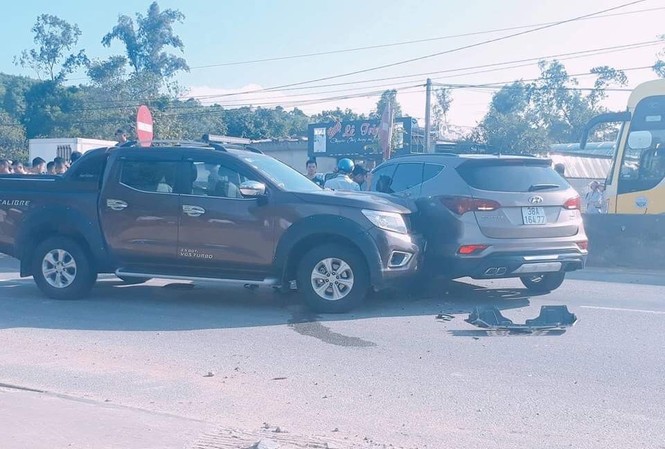Hai nhóm giang hồ tông ôtô vào nhau, rút súng hỗn chiến Ôtô bán tải tông vào hông Huyndai Santa Fe