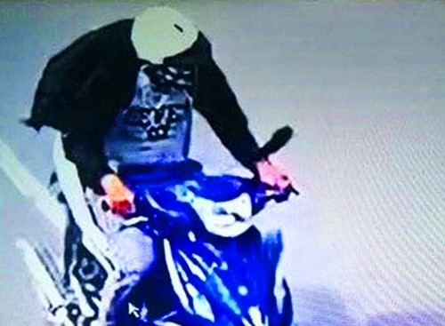 Camera ghi hình nghi can sát hại nữ chủ quán nước ở Bình Dương Nghi can vụ cướp trên tay vẫn còn dính máu. Ảnh: Cắt từ camera