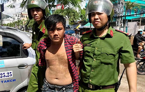 Nam thanh niên trộm taxi giữa ban ngày ở Nha Trang Tên trộm bị khống chế sau khi lấy ôtô