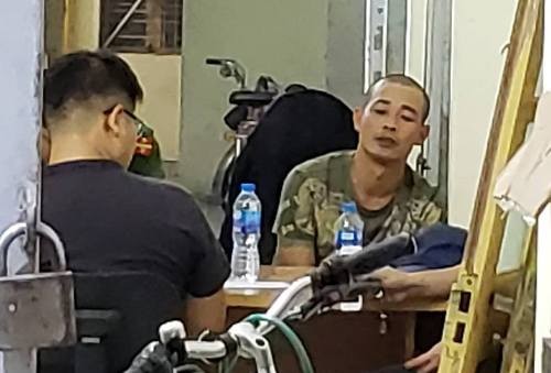 Nổ nhiều phát súng vào người đi qua cổng nhà Khi bị dẫn giải về trụ sở Phòng cảnh sát hình sự Công an Hải Phòng, Điệp vẫn trong tình trạng "ngáo đá"