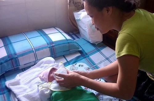 Bé trai 3,5 kg bị bỏ rơi ngoài đường ở Đồng Nai Bé trai đang được người nhà Phó công an xã Quang Trung (huyện Thống Nhất, Đồng Nai) chăm sóc