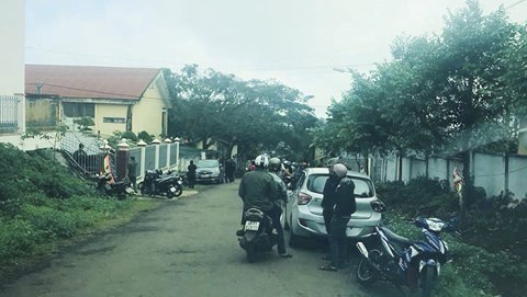 Nghi án Giám đốc một chi nhánh ngân hàng tại Đắk Mil treo cổ tự vẫn Nhiều người đang theo dõi vụ việc tại nhà ông Ph.V.Th.