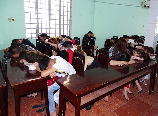 Gần 50 nam thanh nữ tú thuê nhà riêng để mở 'tiệc ma túy' Nhóm thanh niên nam nữ tại cơ quan công an