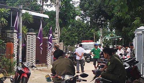 Bé trai 6 tuổi cùng mẹ bị anh trai chém tử vong Cảnh sát phong tỏa căn nhà nơi phát hiện hai mẹ con bị sát hại ở Khánh Hòa