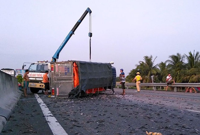 Xe tải lật ngang cao tốc, cả tấn cá trê đổ tràn ra đường Hiện trường vụ tai nạn.