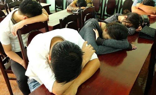 Hàng chục dân chơi phê ma túy trong quán bar Đồng Nai Nhiều thanh niên dương tính với ma túy bị đưa về trụ sở cảnh sát