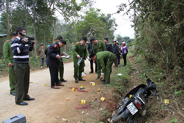 Bé 4 tuổi bị người đàn ông rút dao đâm tử vong trên đường đi học Lực lượng Công an đang tiến hành khám nghiệm hiện trường
