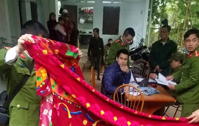 Bàng hoàng phát hiện 2 mẹ con cô giáo tử vong với nhiều vết thương Công an khám nghiệm hiện trường, điều tra vụ án. Ảnh: Vietnamnet