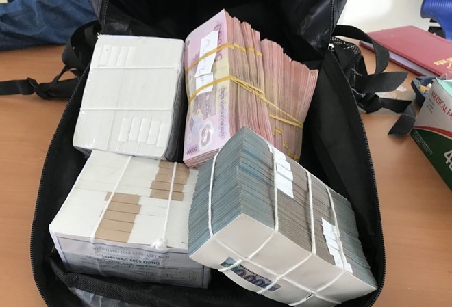Khởi tố 2 nghi phạm cướp tiền tỷ ở trạm thu phí Dầu Giây Số tiền của vụ cướp mà công an thu được. Ảnh: C.A.