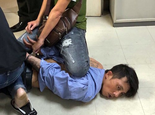 Kẻ ngáo đá mang súng giả xông vào sân bay Tân Sơn Nhất Kẻ ngáo đá bị khống chế. Ảnh: An ninh sân bay