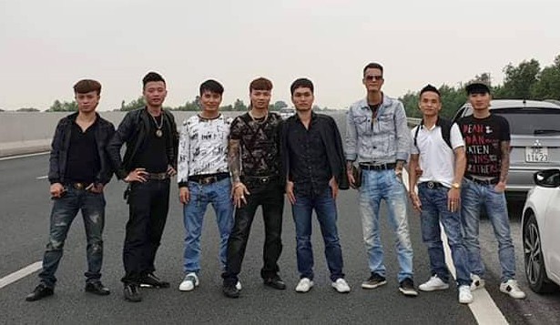Xác minh, xử lý nhóm Khá 'bảnh' dàn hàng chụp hình trên cao tốc Khá "bảnh" cùng 7 người dàn ngang chụp hình trên cao tốc. Ảnh: Facebook Ngô Bá Khá