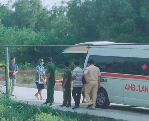 Lời khai người vợ đâm chết kẻ trộm giết chồng mình trong đêm Thi thể nạn nhân vụ án mạng nghiêm trọng được đưa ra khỏi hiện trường