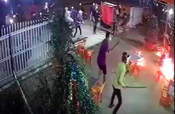 Truy tìm 3 thanh niên truy sát nhiều người thương vong tại quán nhậu Truy tìm 3 thanh niên truy sát nhiều người thương vong tại quán nhậu